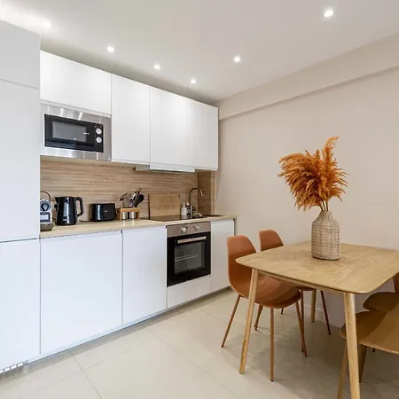 Renovated Flat 250m From The - Town Centre 아파트 *