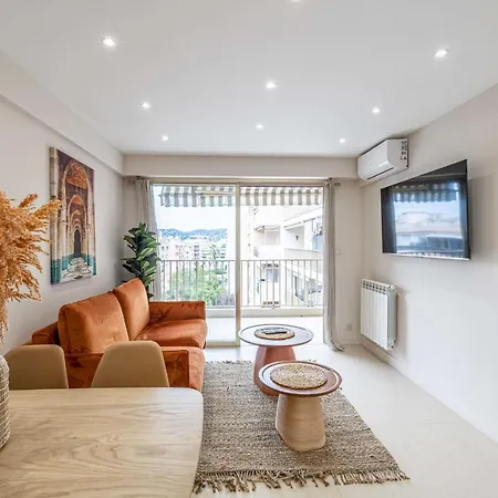 아파트 Renovated Flat 250m From The - Town Centre