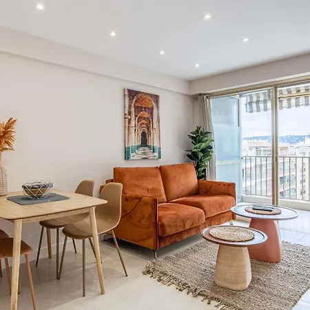 아파트 Renovated Flat 250m From The - Town Centre 앙티브